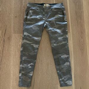 DEMOCRACY Camo Pants Womens 10 'Ab Technology' Stretchy Skinny zip pockets front